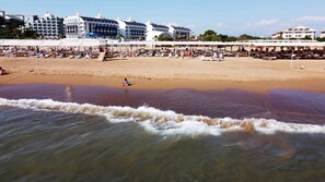 Privat strand i nærheten, buss til stranden (inkludert) og strandbar