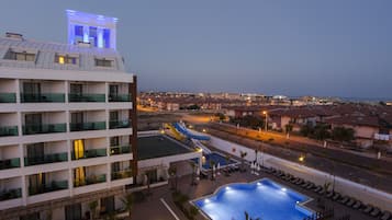 Vista frontal de la propiedad por la tarde o noche