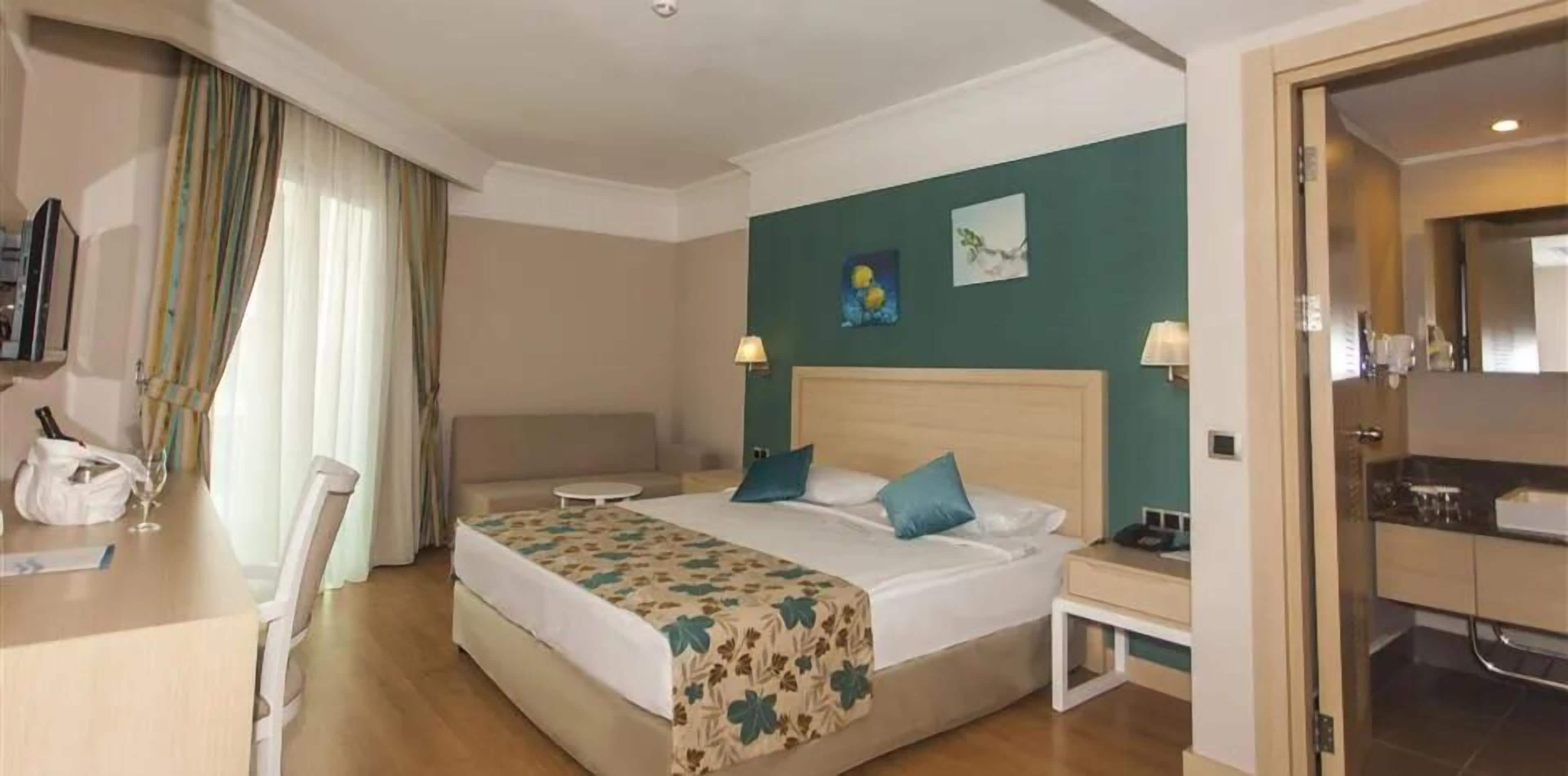 Premium bedding, free minibar, desk, WiFi