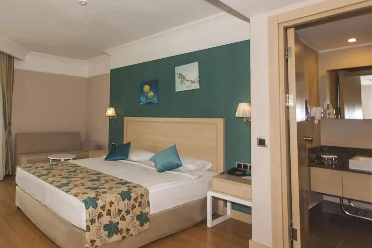 Premium bedding, free minibar, desk, WiFi