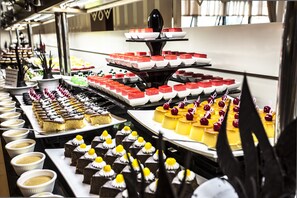 A buffet with various desserts and pastries. - Linda Sunny Beach Hotel & Spa-Ultra All Inclusive (Manavgat)