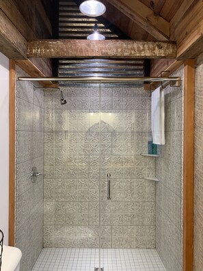 Een douche, een haardroger, handdoeken, zeep