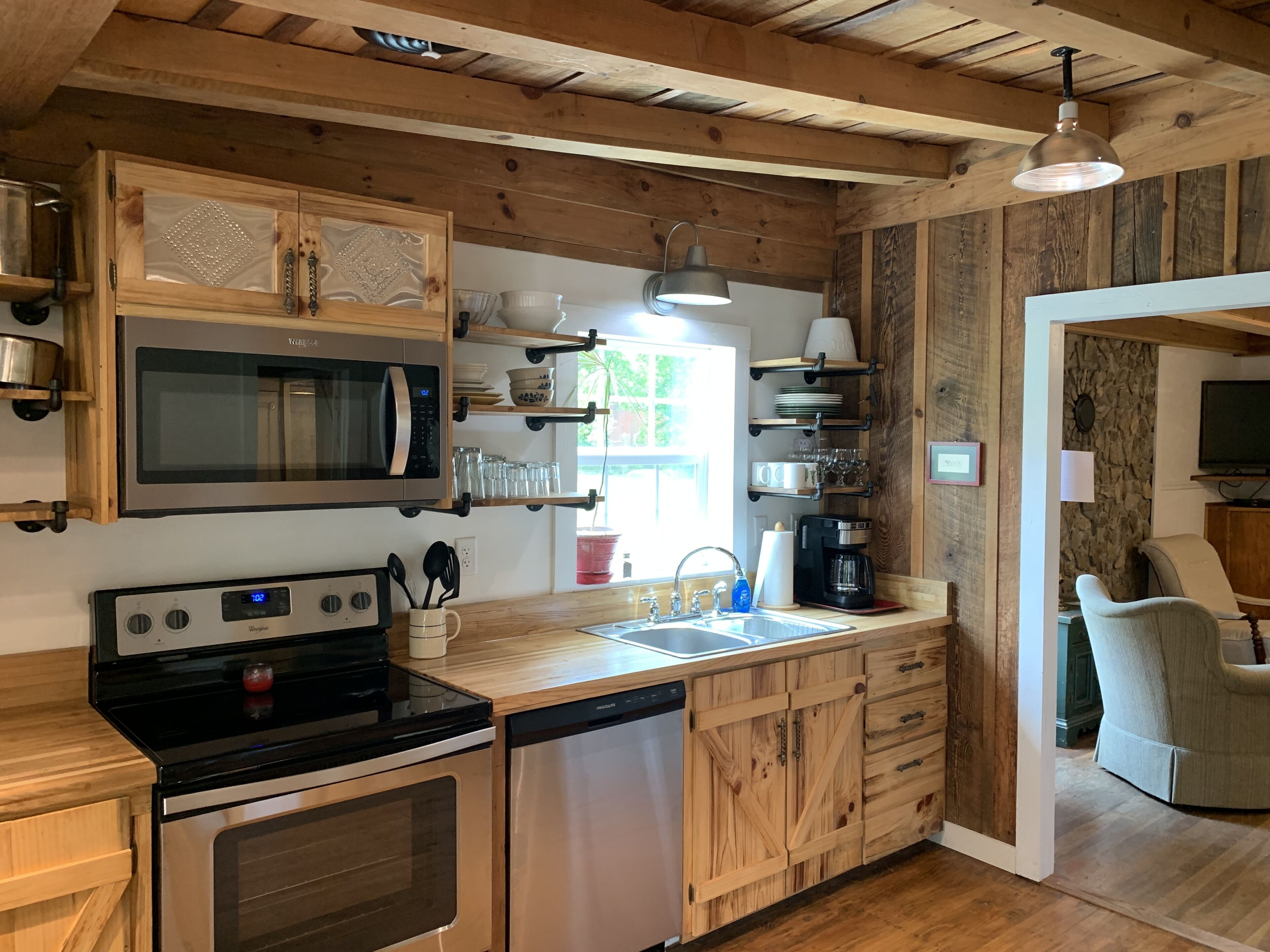 Remodeled French Country Style Cottage Close to Hiking Trails and Hot Springs