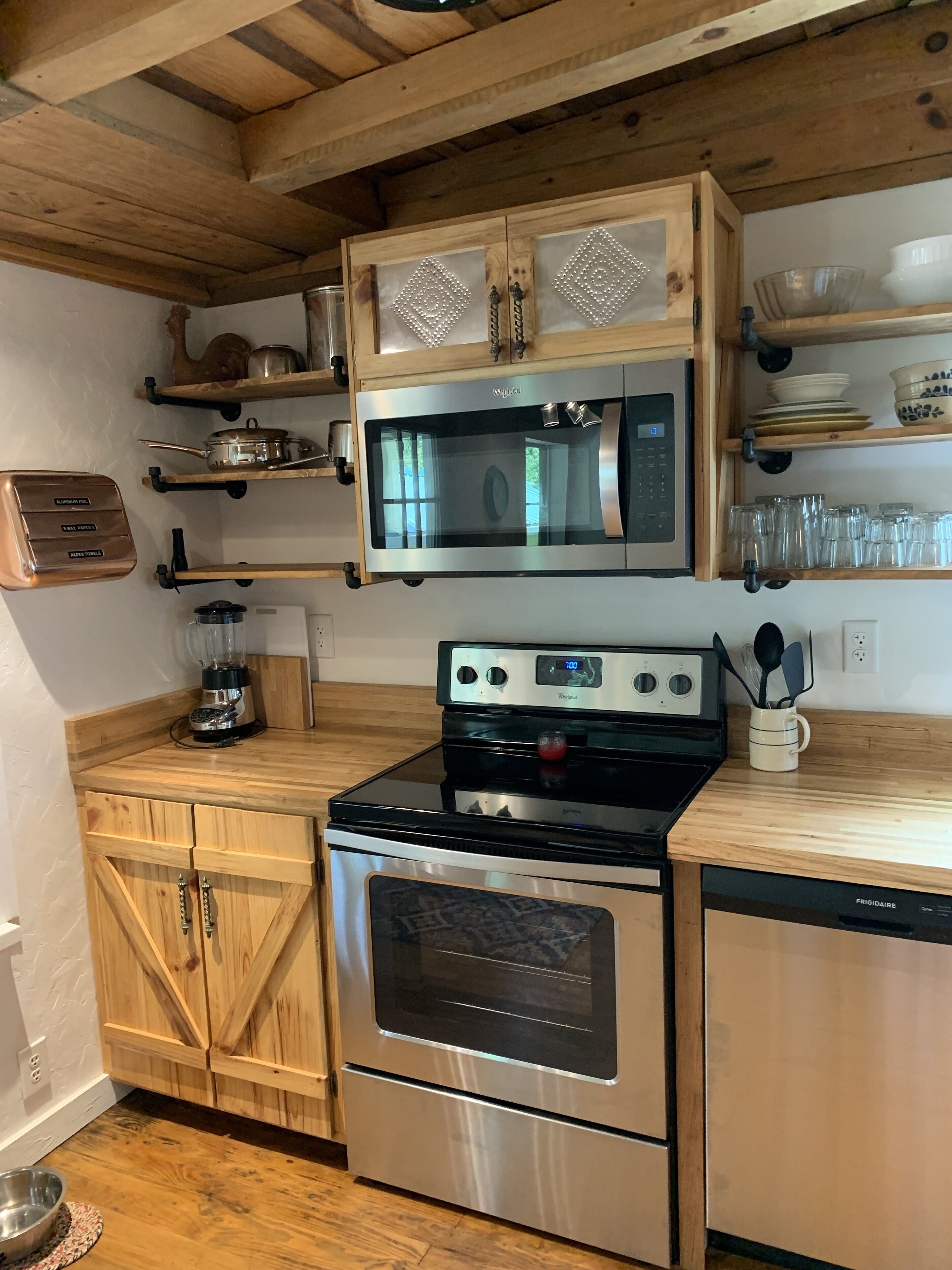 Remodeled French Country Style Cottage Close to Hiking Trails and Hot Springs