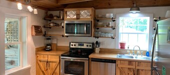 Remodeled French Country Style Cottage Close to Hiking Trails and Hot Springs