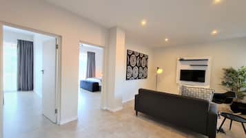 Apartamento superior | Zona de estar | Smart TV de 32 pulgadas con canales digitales, una televisión