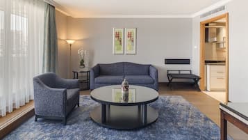 Executive Suite, 1 King Bed with Sofa bed, Kitchen, City View | Living area