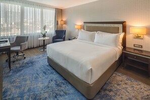 高级房, 1 张特大床, 城市景观 | 高档床上用品、迷你吧、客房内保险箱、办公桌