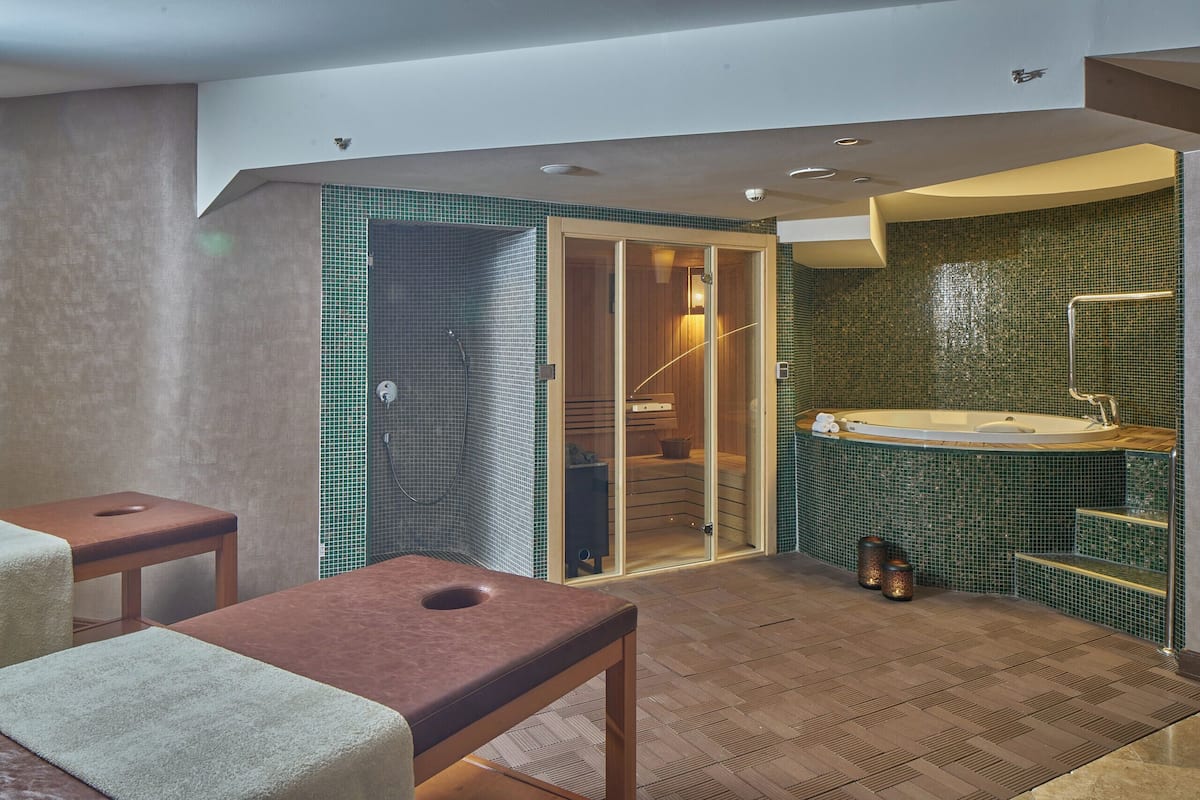 couples treatment room(s), sauna, steam room, body treatments