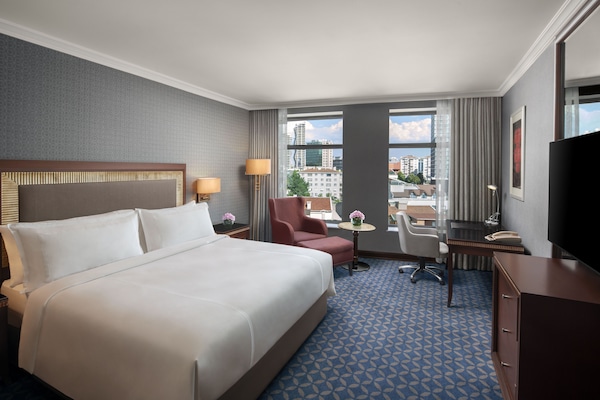 Kamar Eksekutif, 1 Tempat Tidur King, pemandangan kota | Seprai premium, minibar, brankas, dan meja kerja