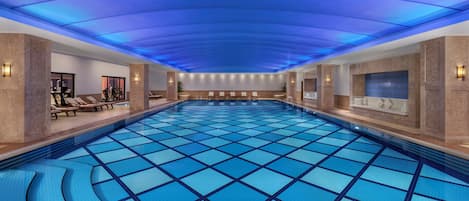 من حمّامات السباحة المغطاة