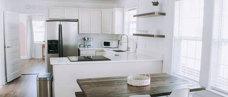 Refrigerador, microondas, horno, placa de cocina