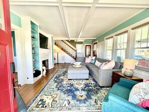 Smart-TV, Kamin, Tischtennisplatte, Bücher