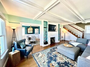 Smart TV, fireplace, ping pong, books