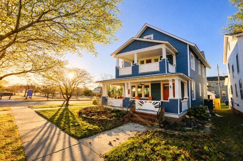 Game Barn! Next to Central Park! 2 Blocks 2 Beach/Resturants/Shops