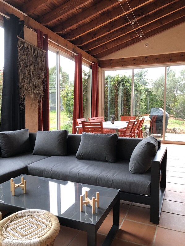 Älytelevisio, takka, pöytätennispöytä, kirjoja