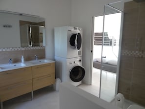 Baignoire, sèche-cheveux, serviettes fournies, papier toilette