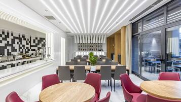 Desayuno buffet (USD 10 por persona)