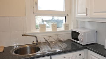 Fridge, microwave, oven, coffee/tea maker