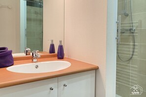 Een douche, een haardroger, handdoeken, zeep
