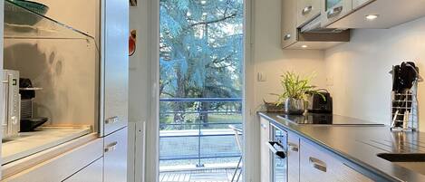 Een koelkast, een magnetron, een oven, een vaatwasser