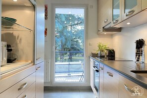 Een koelkast, een microgolfoven, een oven, een vaatwasser