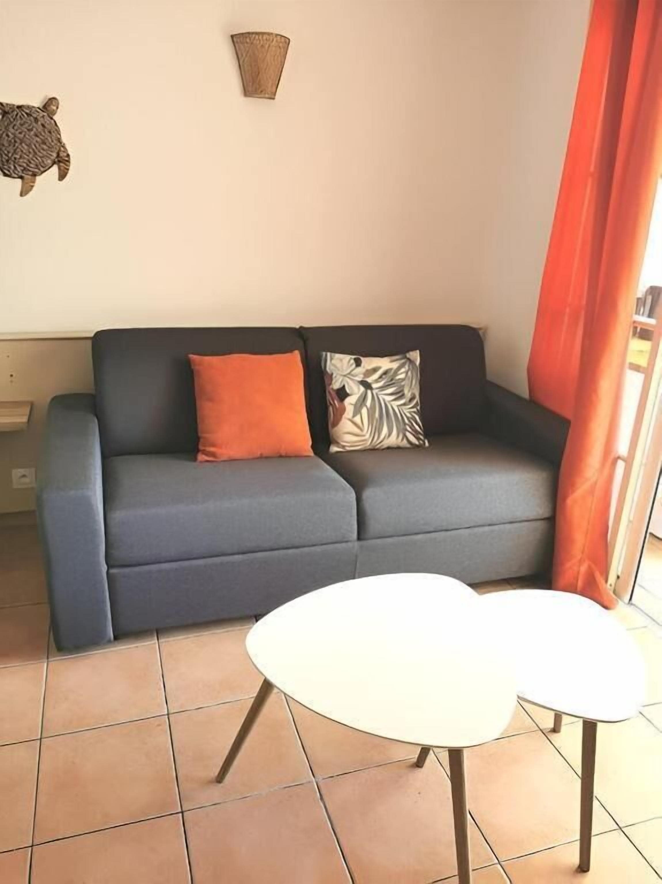 笔记本电脑工作区、遮光窗帘、婴儿床、免费 WiFi