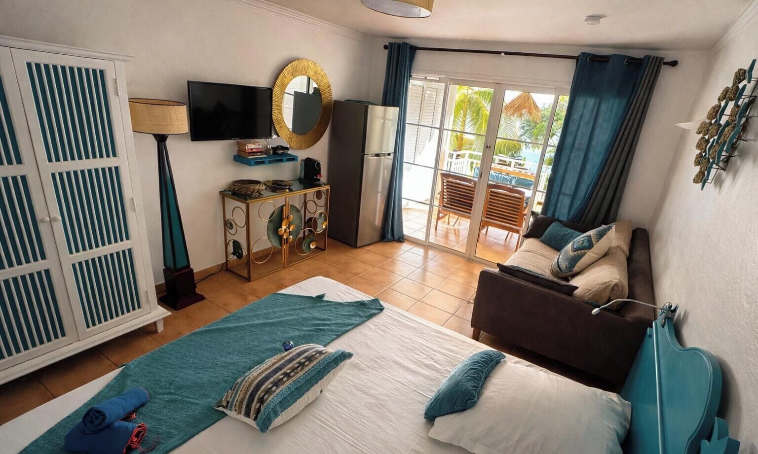 ノートパソコン用作業スペース、遮光カーテン、ベビーベッド、WiFi (無料)