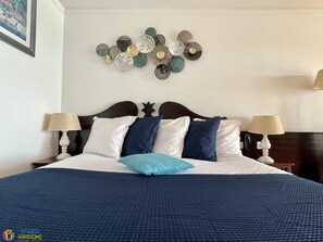 Espacio para trabajar con un portátil, cortinas opacas, cunas (de pago)