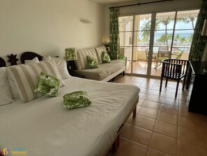 Espacio para trabajar con un portátil, cortinas opacas, cunas (de pago)