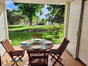 Estudio panorámico, varias camas, vistas al mar (Aouara 1304 RDC Vue mer et plage) | Terraza o patio