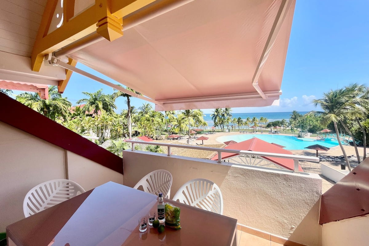 Departamento, vista a la alberca, frente al mar | Terraza o patio