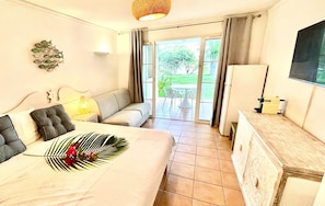 Exclusive Studio, Accessible, Beach View (Aouara 1303) | Laptop workspace, blackout curtains, cots/infant beds, free WiFi - Barbadine - Resorts Flats - Sainte Anne (Sainte-Anne)
