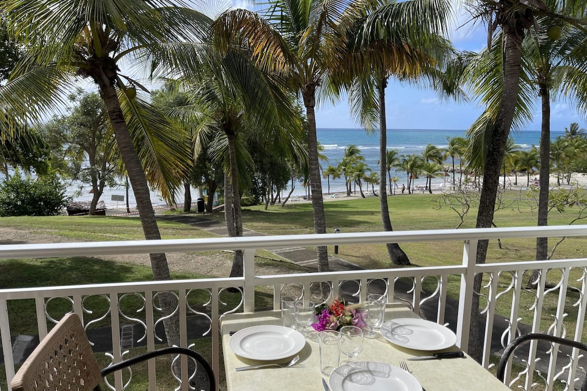 Ein Tisch für zwei mit Blick auf Strand und Meer.