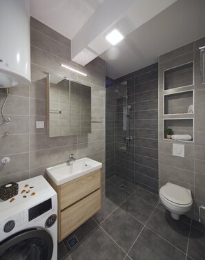 Appartement Standard, 1 chambre, balcon | Salle de bain | Douche, sèche-cheveux, serviettes fournies, shampoing