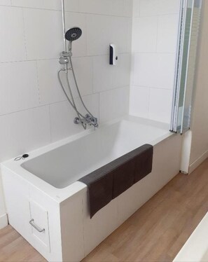 Badewanne, Handtücher, Seife, Toilettenpapier