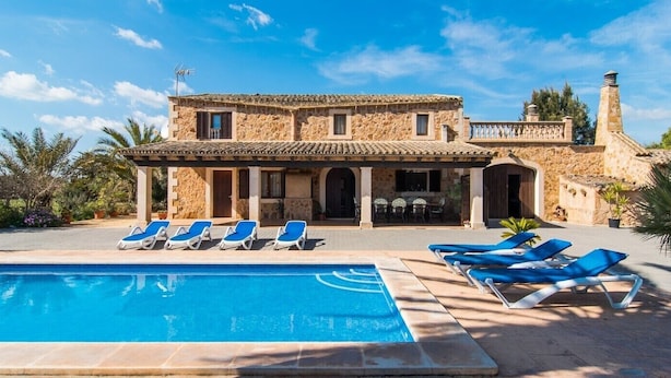 A stone building with a swimming pool and lounge chairs. - Villa with pool very close to Es Trenc Beach (Campos)