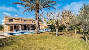A stone villa with a swimming pool and lounge chairs. - Villa with pool very close to Es Trenc Beach (Campos)