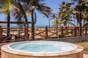 Bañera de hidromasaje al aire libre