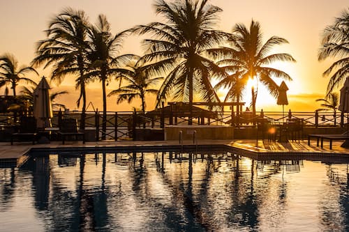Piscina externa, guarda-sóis, espreguiçadeiras