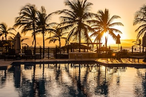 Outdoor pool, pool umbrellas, sun loungers - Atlantic Palace Family inn (Aquiraz)