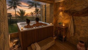 A couple in a hot tub with a view of palm trees and sunset. - Atlantic Palace Family inn (Aquiraz)