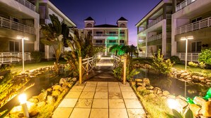 A hotel with a central courtyard, stone pathway, and water feature. - Atlantic Palace Family inn (Aquiraz)