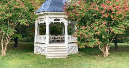 Idyllic Carriage House Farm-stay near Rocky Fork Lake