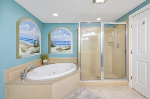 Combined shower/tub, towels