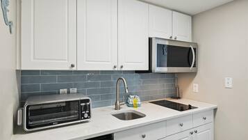 Refrigerador, microondas, parrilla de estufa y cafetera y tetera