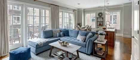 Televisión, chimenea y oficina