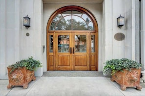 Exterior detail - Luxury Bay Street Condo featuring Dual King Suites (Savannah)