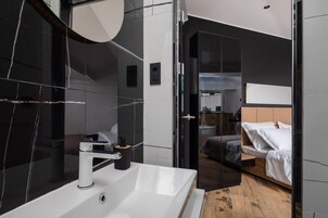 Duş/küvet kombinasyonu, ücretsiz banyo/kozmetik ürünleri 