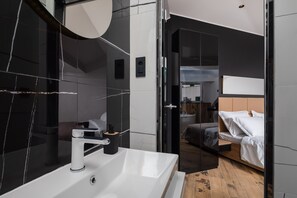 Combined shower/bathtub, free toiletries, hair dryer, slippers
